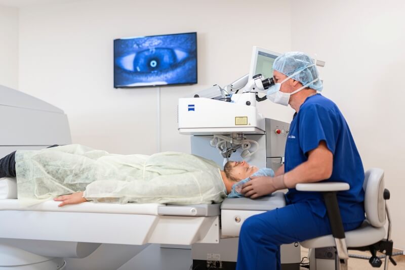 Операции по коррекции зрения проводятся лицам от 18 до примерно 55 лет.